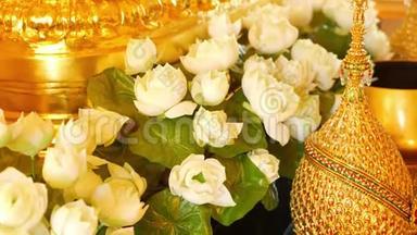 祭坛上的鲜花和金色装饰。 美丽的<strong>白莲花</strong>和金色的皇家装饰品